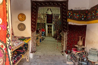 El yapımı halılar, geleneksel düğümlü Özbek halılar, işlemeli masa örtüleri ve küçük pazarda çarşaf. 3 Kasım 2023. Khiva Hurezm bölgesi, Özbekistan.