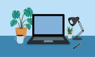 Mavi bir yüzeyde, boş ekranlı bir dizüstü bilgisayar gösterimi merkezliyor. Solda, büyük, parlak yapraklı bir saksı bitkisi beyaz bir fincanın yanında oturuyor. Sağ tarafta, esnek kollu bir masa lambası içinde mini sulu bir tencere bulunan küçük bir tencereyi aydınlatıyor.