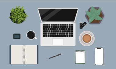 Siyah ekranlı dizüstü bilgisayar, ortasında klavye, bir saksı bitkisi ve sulu bir şeyle çevrili. Yakınlarda, sade bir kahve fincanı, bir kalem, sarmal defter, not defteri ve akıllı telefon düzgünce düzenlenir. Sulu bir USB belleğin yanında duruyor. Masa mavi ve... 