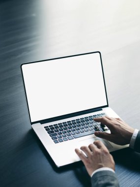 Laptop kullanan bir adam. Ekranın modellemesi