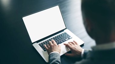 Laptop kullanan bir adam. Ekranın modellemesi