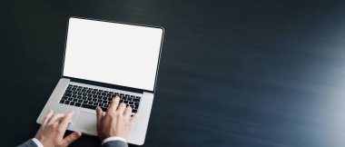 Laptop kullanan bir adam. Ekranın modellemesi