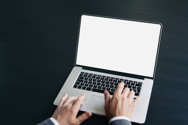 Laptop kullanan bir adam. Ekranın modellemesi