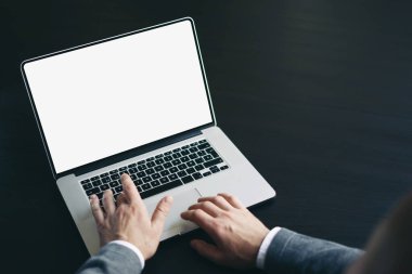 Laptop kullanan bir adam. Ekranın modellemesi