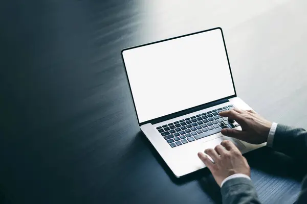 Laptop kullanan bir adam. Ekranın modellemesi