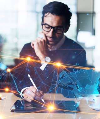 Dijital tabletle çalışan bir adam. Küresel ağ oluşturma kavramı