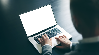 Erkeklerin ellerini ve laptopunu boş ekranla kapat. Bilgisayar monitörünün kopyası. Kopyalama alanı dizayn ya da metin için hazır. Şeffaf ekran, kesildi. PNG