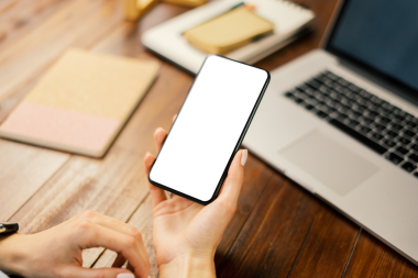 Akıllı telefonu boş ekranla kullanan bir kadının görüntüsü. Şeffaf. Kes şunu. PNG