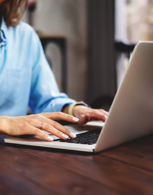 Laptopla çalışan genç ve güzel bir kadın. Bilgisayarla internete bağlanan serbest çalışan bir kadın. Blogcu ya da gazeteci yeni makale yazıyor.