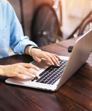 Laptopla çalışan genç ve güzel bir kadın. Bilgisayarla internete bağlanan serbest çalışan bir kadın. Blog yazarı ya da gazeteci yeni bir makale yazıyor. Genel ağ kavramı