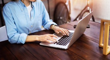 Laptopla çalışan genç ve güzel bir kadın. Bilgisayarla internete bağlanan serbest çalışan bir kadın. Blog yazarı ya da gazeteci yeni bir makale yazıyor. Genel ağ kavramı