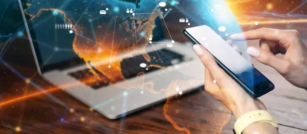 Akıllı telefonlu kadın ellerinin yakın plan fotoğrafı. Ağ kurma ya da uzaktan çalışma kavramı. Küresel iş ağı. Sosyal bağlantılar