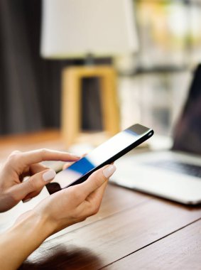 Akıllı telefon ekranını işaret eden, sosyal ağlarda sohbet eden, web sitesiyle buluşan, interneti arayan, mesaj gönderen, mesaj veya internet bankacılığı kullanan bir kadın. Cep telefonuyla kadın ellerini kapat