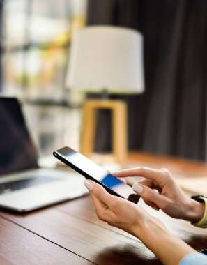 Akıllı telefon ekranını işaret eden, sosyal ağlarda sohbet eden, web sitesiyle buluşan, interneti arayan, mesaj gönderen, mesaj veya internet bankacılığı kullanan bir kadın. Cep telefonuyla kadın ellerini kapat