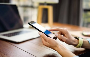 Akıllı telefon ekranını işaret eden, sosyal ağlarda sohbet eden, web sitesiyle buluşan, interneti arayan, mesaj gönderen, mesaj veya internet bankacılığı kullanan bir kadın. Cep telefonuyla kadın ellerini kapat