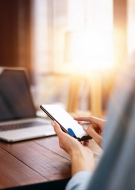 Akıllı telefon ekranını işaret eden, sosyal ağlarda sohbet eden, web sitesiyle buluşan, interneti arayan, mesaj gönderen, mesaj veya internet bankacılığı kullanan bir kadın. Cep telefonuyla kadın ellerini kapat