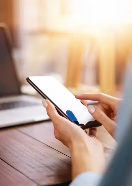 Akıllı telefon ekranını işaret eden, sosyal ağlarda sohbet eden, web sitesiyle buluşan, interneti arayan, mesaj gönderen, mesaj veya internet bankacılığı kullanan bir kadın. Cep telefonuyla kadın ellerini kapat