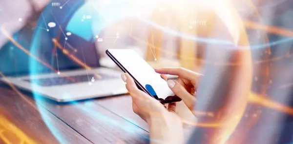 Akıllı telefonlu kadın ellerinin yakın plan fotoğrafı. Ağ kurma ya da uzaktan çalışma kavramı. Küresel iş ağı. Sosyal bağlantılar