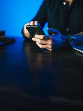 Akıllı telefon ekranını işaret eden adam, sosyal ağlarda sohbet eden, web sitesiyle buluşan, interneti arayan, mesaj gönderen, kısa mesaj çeken ya da online bankacılık kullanan. Erkek ellerine yakın çekim. Uzak çalışma