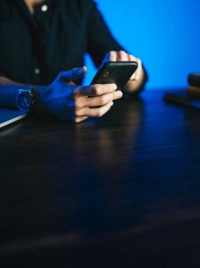 Akıllı telefon ekranını işaret eden adam, sosyal ağlarda sohbet eden, web sitesiyle buluşan, interneti arayan, mesaj gönderen, kısa mesaj çeken ya da online bankacılık kullanan. Erkek ellerine yakın çekim. Uzak çalışma