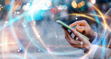 Açık havada akıllı telefon kullanan genç bir kadın. Telefon tutan kadın ellerine yakın plan.