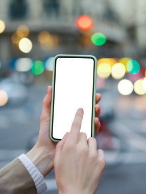 Kadın ellerinin akıllı telefonu boş ekranla tutarken yakın plan görüntüsü. Metin iletisi ya da içerik için model hazır.