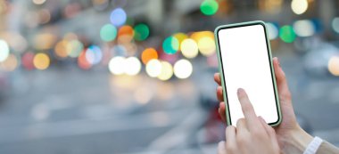 Kadın ellerinin akıllı telefonu boş ekranla tutarken yakın plan görüntüsü. Metin iletisi ya da içerik için model hazır.