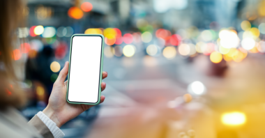 Akıllı telefon tutan kadın ellerinin yakın plan fotoğrafı. Modelleme. Şeffaf ekranlı PNG dosyası. Kes şunu.