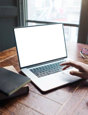 Erkeklerin ellerini ve laptopunu boş ekranla kapat. Bilgisayar monitörünün kopyası. Boşluğu tasarım veya metin için kopyala