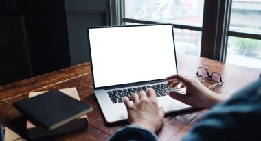 Erkeklerin ellerini ve laptopunu boş ekranla kapat. Bilgisayar monitörünün kopyası. Boşluğu tasarım veya metin için kopyala