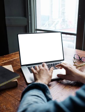 Erkeklerin ellerini ve laptopunu boş ekranla kapat. Bilgisayar monitörünün kopyası. Boşluğu tasarım veya metin için kopyala