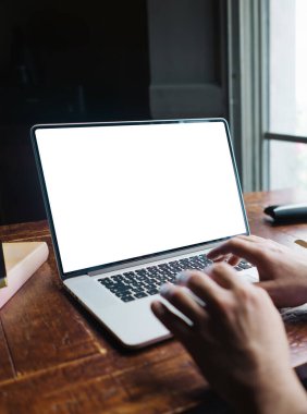 Erkeklerin ellerini ve laptopunu boş ekranla kapat. Bilgisayar monitörünün kopyası. Boşluğu tasarım veya metin için kopyala