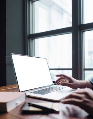 Erkeklerin ellerini ve laptopunu boş ekranla kapat. Bilgisayar monitörünün kopyası. Boşluğu tasarım veya metin için kopyala