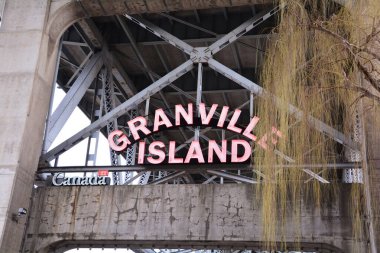 Granville Adası tabelası Vancouver BC, Kanada 'daki güzel Granville Adası girişi için..