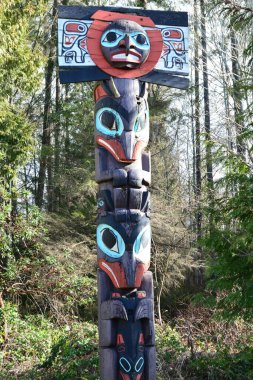 Kanada, Vancouver BC 'deki Stanley Park' ta totem direkleri. Vancouver 'daki bu eğlence birçok turist tarafından izleniyor, gelin Vancouver' ı keşfedin..