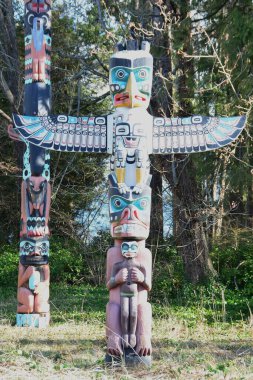Kanada, Vancouver BC 'deki Stanley Park' ta totem direkleri. Vancouver 'daki bu eğlence birçok turist tarafından izleniyor, gelin Vancouver' ı keşfedin..