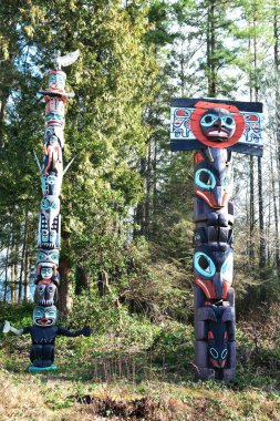 Kanada, Vancouver BC 'deki Stanley Park' ta totem direkleri. Vancouver 'daki bu eğlence birçok turist tarafından izleniyor, gelin Vancouver' ı keşfedin..