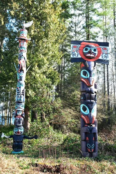 加拿大温哥华斯坦利公园的图腾柱 在温哥华的旅游胜地被大多数游客看到 来参观温哥华吧 — 图库照片