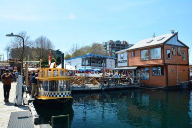  Victoria BC, Kanada 'da balıkçı iskelesi. Ziyaret etmek için en kesin yerlerden biri özellikle yazın Balıkçı İskelesi 'dir. Pek çok restoran arasından seçim yapmak, kanoya binmek ya da su taksisine binmek ve Victoria 'nın dünya klasmanındaki limanını keşfetmek mümkün..
