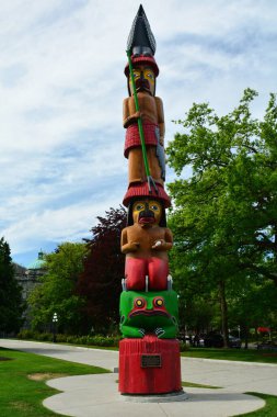 İlk Milletler, BC yasama organı gerekçesiyle totem direği. Öğrenme totemi, MÖ Victoria, Kanada 'da parlamentoda dimdik ayakta duruyor.