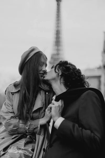 Para Zakochanych Spaceruje Ulicami Paryża Facet Płaszczu Garniturze Dziewczyna Sukience — Zdjęcie stockowe