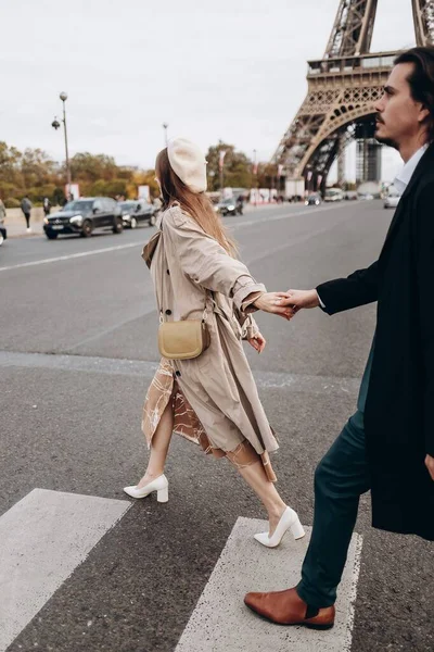 Para Zakochanych Spaceruje Ulicami Paryża Facet Płaszczu Garniturze Dziewczyna Sukience — Zdjęcie stockowe