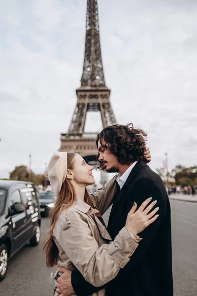 Una Coppia Innamorata Cammina Strade Parigi Ragazzo Con Cappotto Vestito — Foto Stock