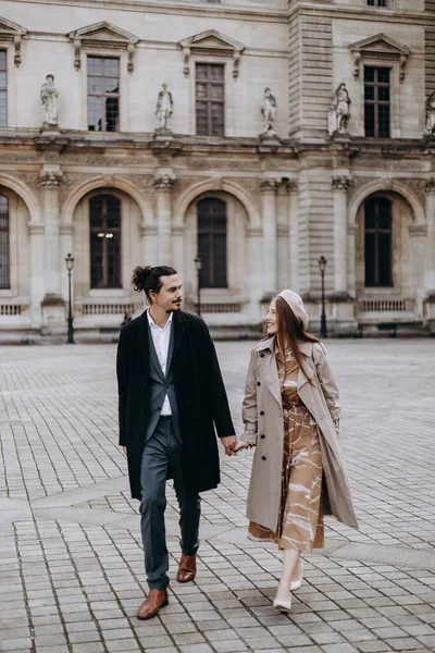 Casal Apaixonado Caminha Pelas Ruas Paris Cara Casaco Terno Uma — Fotografia de Stock