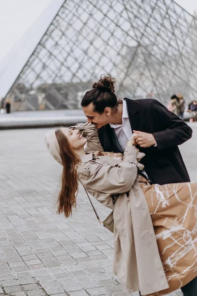 Couple Amoureux Promène Dans Les Rues Paris Mec Manteau Costume — Photo
