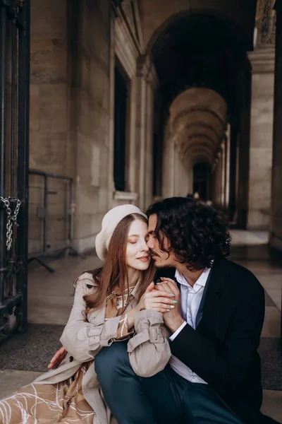 Cuplu Îndrăgostit Merge Străzile Parisului Tip Într Haină Costum Fată — Fotografie, imagine de stoc