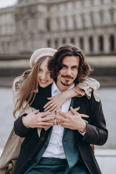 一对恋人走在巴黎的大街上 一个穿着外套和西服的男人 一个穿着贝雷帽和风衣的女孩 — 图库照片