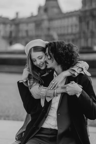 Ein Verliebtes Paar Spaziert Durch Die Straßen Von Paris Ein — Stockfoto