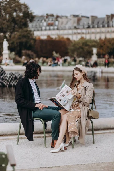 Couple Amoureux Promène Dans Les Rues Paris Mec Manteau Costume — Photo