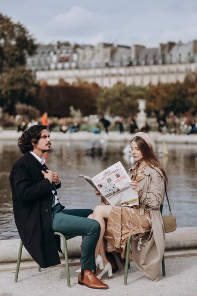 Ein Verliebtes Paar Spaziert Durch Die Straßen Von Paris Ein — Stockfoto
